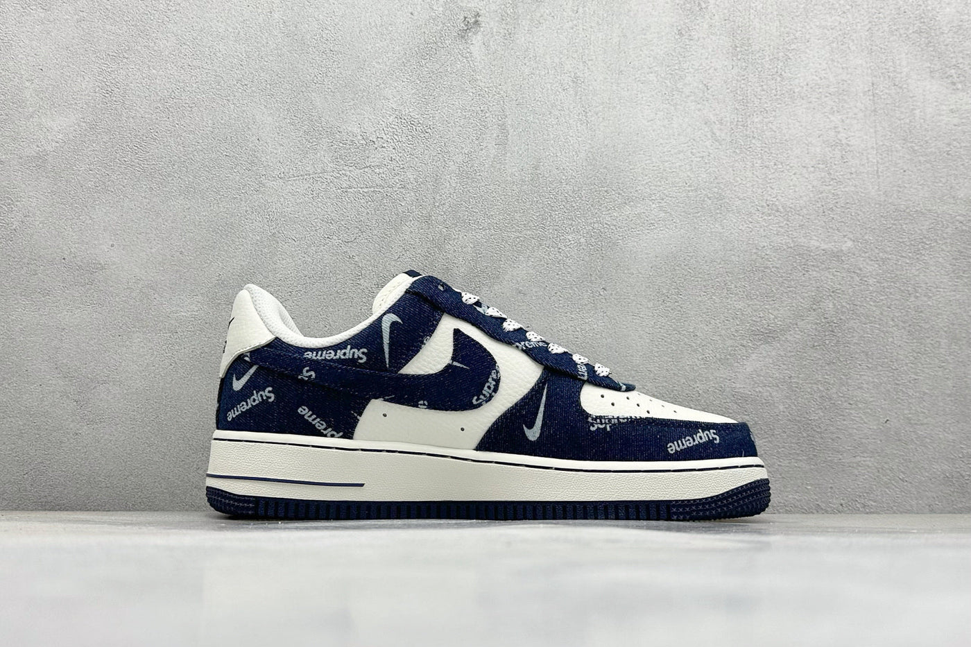 Nike Air Force 1 Supreme - Navy Blue/White